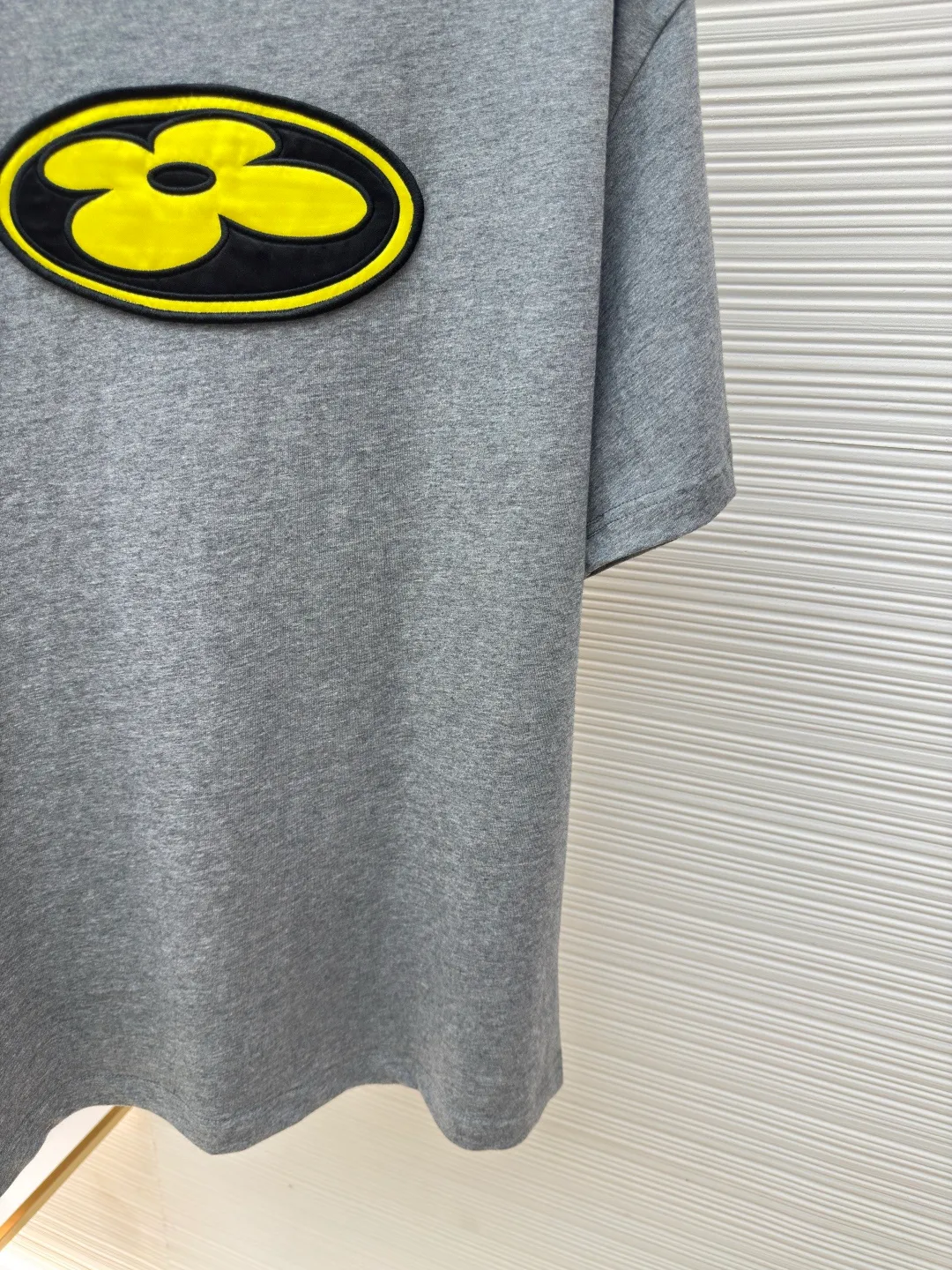 LOUIS VUITTON Nigo co-branded graphic embroidered T-shirt short sleeves ●Authentic product: purchased and developed for 8999 ●Item number: 1680118-A05 ●Fabric: jersey fabric ●Technology: embroidery production ●Version: fitted version ●Weight: about 300 grams ●Size: S-M-L-XL ●Description: This T-shirt is made of soft cotton and brightens up daily looks with fashion elements from the 2025 autumn and winter show. The IV Flower silk satin patch on the front is in bold strokes, echoing the Vuitton embroidered logo on the back. Unisex short-sleeved T-shirt. Regular fit in cotton jersey with satin logo patch at front, embroidered logo at back, and ribbed collar. The overall wiring is straight and delicate, the fabric is comfortable and soft, and the color is consistent without color difference. It can be matched with the same style to create a fashionable look and control various occasions. Customized accessories, complete with three standards, same style for men and women!